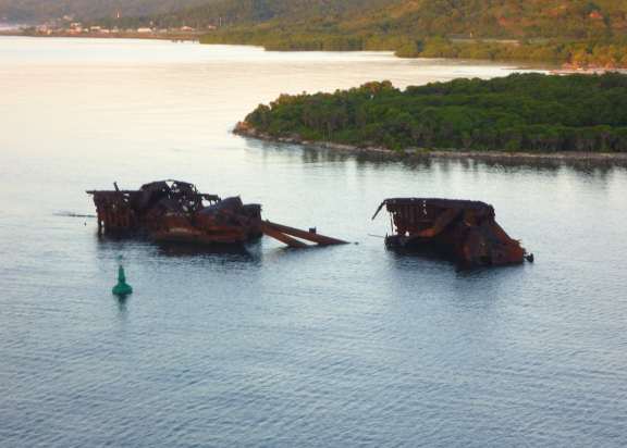 old shipwreck, Isla Rotan