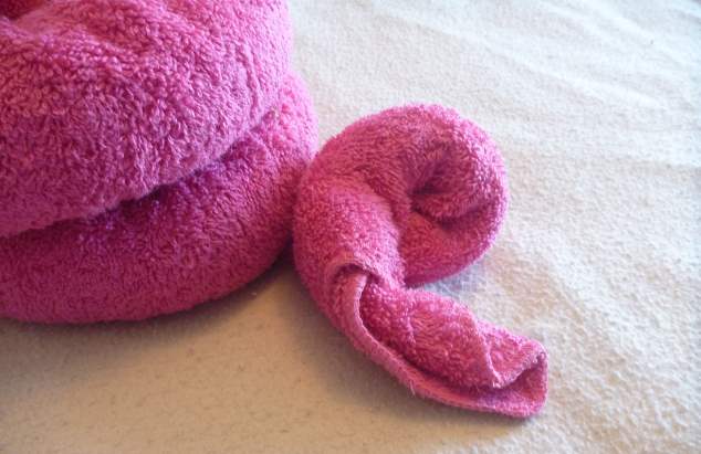 How to fold a towel pig