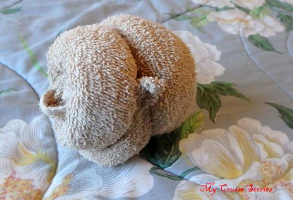 how to fold towels into Santa