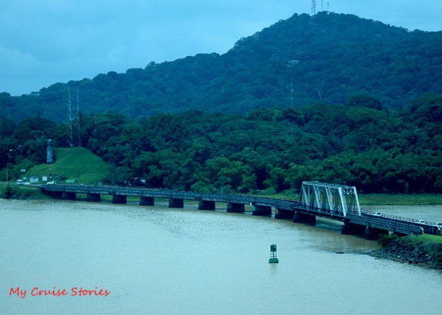 how the Panama Canal works