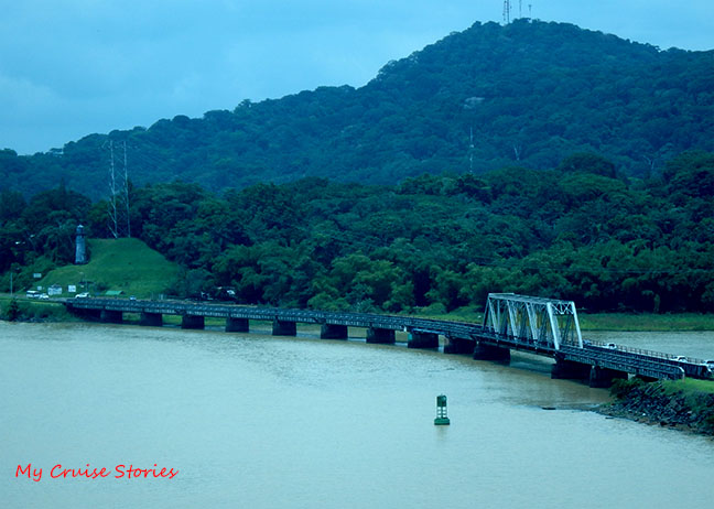 how the Panama Canal works