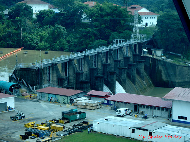 how Panama Canal works