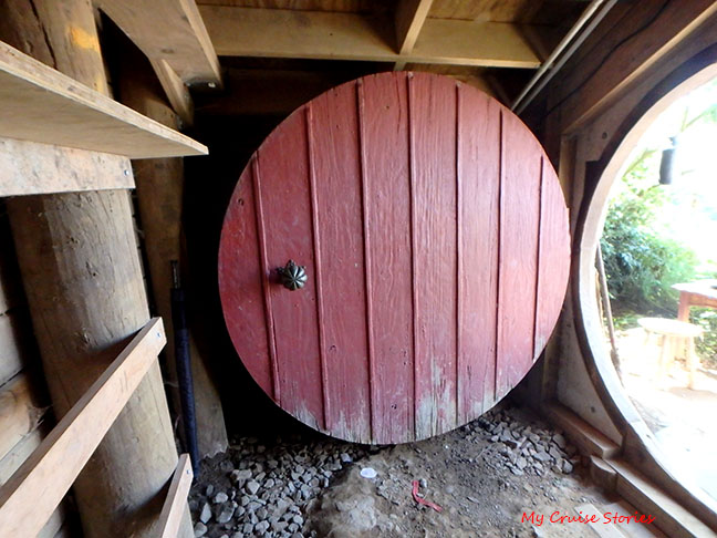 what's inside the hobbit holes on the movie set