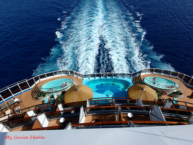 deck 5 private pools