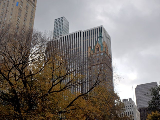 city at the edge of the parl