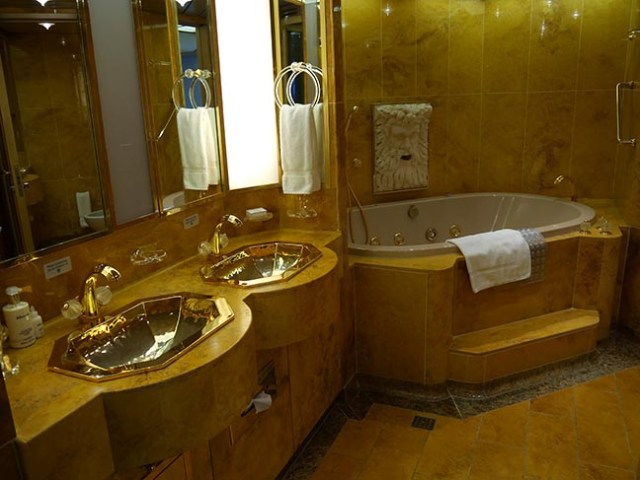 pinnacle suite bathroom