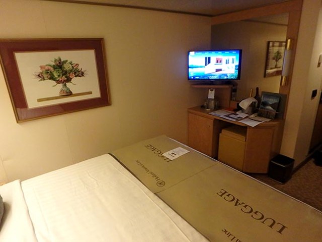 oosterdam inside cabin