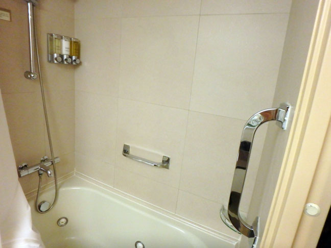 cruise ship bathtub