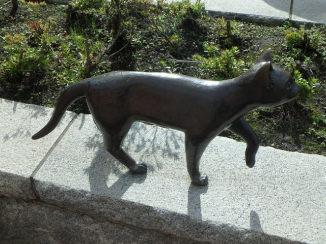 cat statue in Hakodate