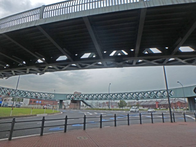 how to cross a busy street in Yokohama