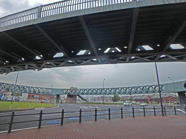 how to cross a busy street in Yokohama