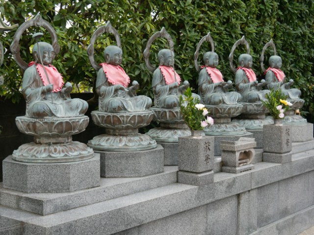 statues in bibs