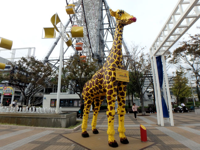 lego giraffe at Tempozan Plaza