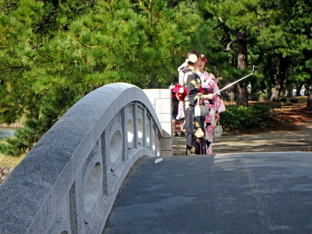 brides in Ohori Park, Japan